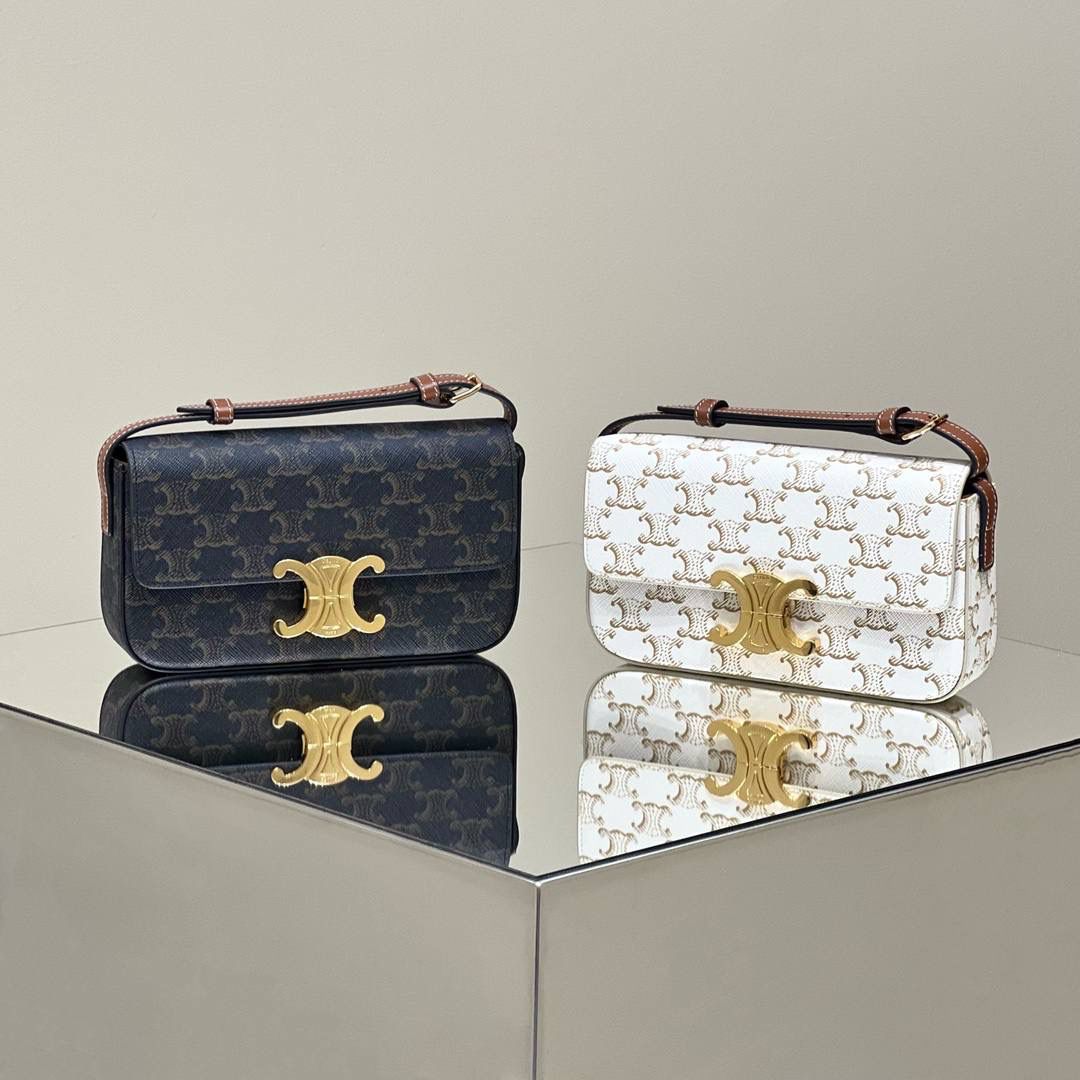 𝑪𝒆𝒍𝒊𝒏𝒆凯旋门腋下包以其轻便实用又时髦有型的特色，火爆席卷国内外各大版面，完全是时髦精们必不可少的百搭单品🔥