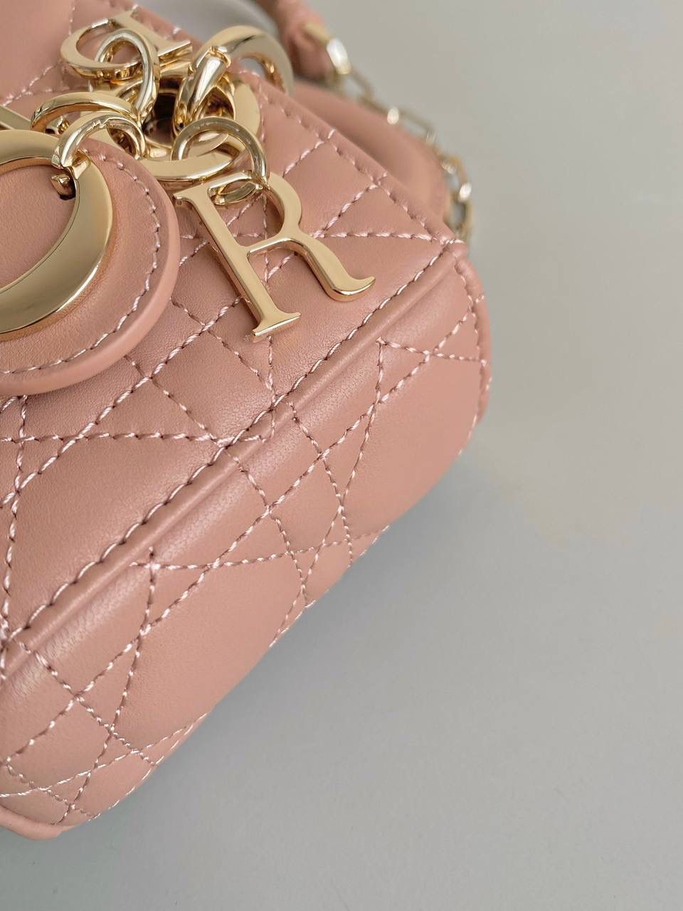 玫瑰粉超迷你🎀 𝗗𝗶𝗼𝗿 𝗗-𝗝𝗼𝘆 𝗯𝗮𝗴羊皮2023早春款 时尚果然就是轮回，回归了一把中古戴妃 长方包形，短链条➕细长肩带直接封神！！ 复古时髦感超强，真是什么场合都可以把住 绝对是lady中的天花板了，强势出圈啦姐妹们😍🤩 17.5×10.5×6cm