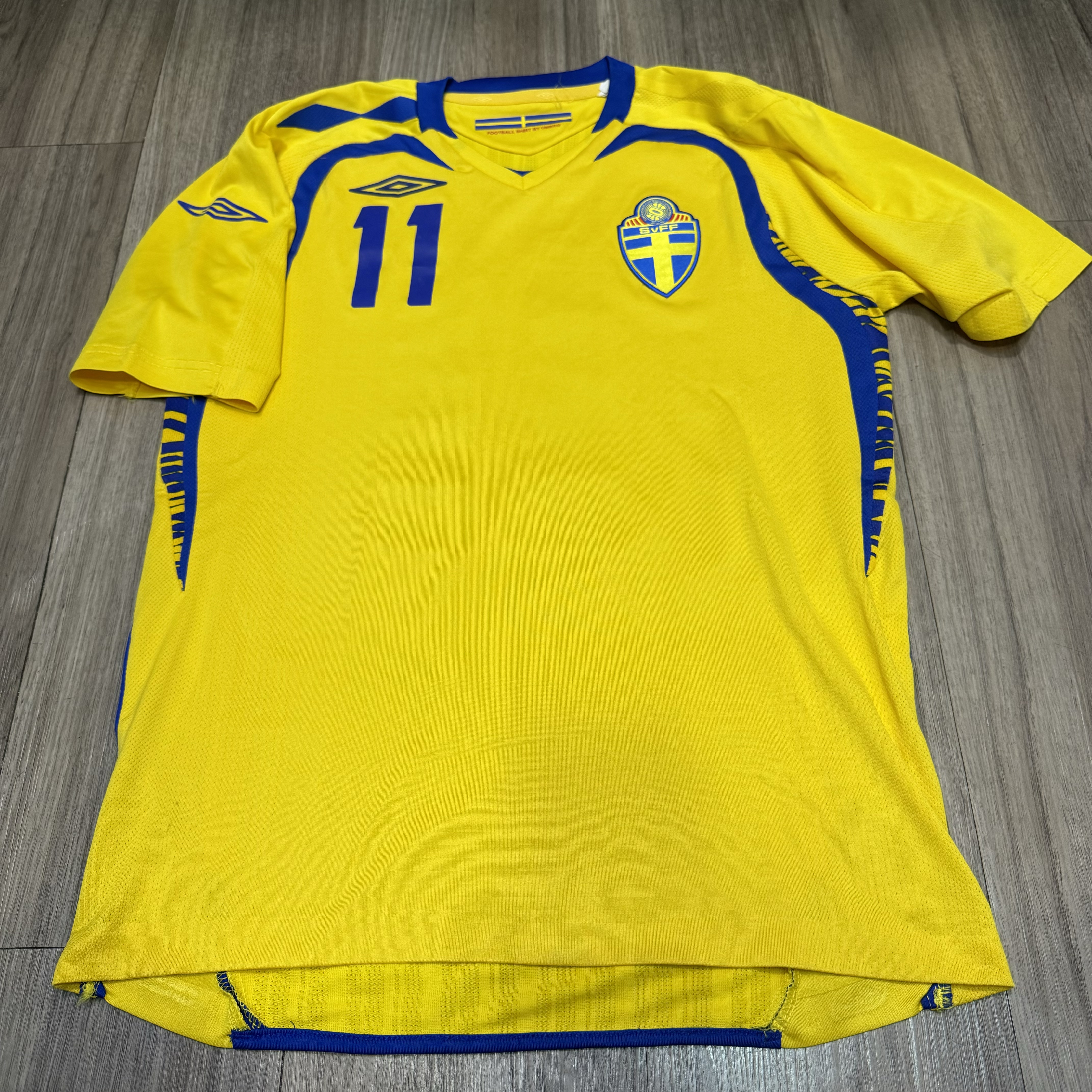 Sweden 07/09 home shirt #11 Larsson