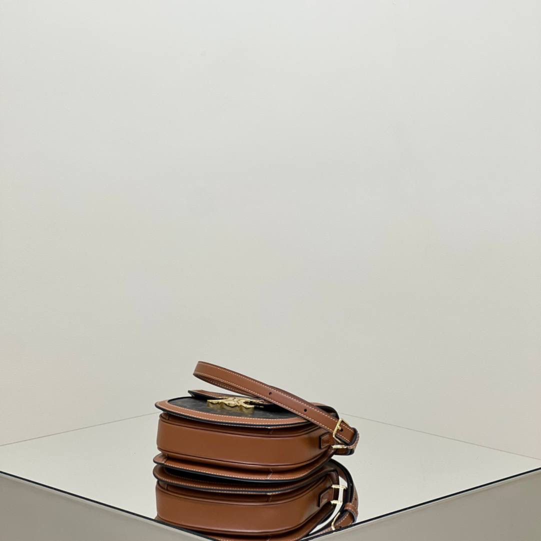 🔥大货实拍图 𝗖𝗘𝗟𝗜𝗡𝗘 ♥ 𝗧𝗘𝗘𝗡 𝗕𝗘𝗦𝗔𝗖𝗘肩带马鞍 型号：110962 尺寸：18.5*16*6cm 𝑪𝒆𝒍𝒊𝒏𝒆老花颜值一直在线，年轻耐看不显老气，虽然是老生常谈的配色，但𝑻𝒆𝒆𝒏 𝑩𝒆𝒔𝒂𝒄𝒆马鞍包这个包型搭配老花配色真的有被惊艳到，本身圆圆包型弧度设计就更活泼可爱，棕色系更加学院风的感觉，超级适合搭配西装 风衣 大衣 或者夏天搭配长裙！