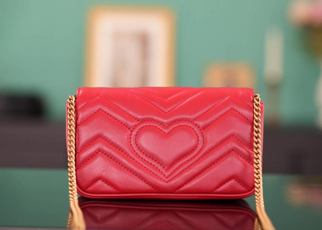 👜Marmont系列肩背包经典款 红色 mini16.5cm💕 （原厂皮 全铜五金） 正品售价,500 GG家的招牌款 原厂牛皮搭配经典的双G扣，复古做旧风格 一只超可爱的小马蒙~喜欢小包入它准没错 官方款号 476433 尺寸小号：21x12x5cm 尺寸迷你：16.5x10x5cm