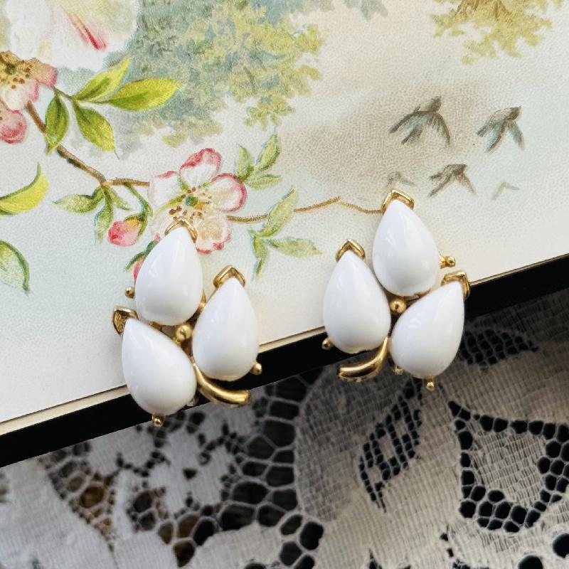 RARE! C.a. 1960s Crown Trifari Molded Milk Glass Three-Piece Jewelry Set - Necklace, Clip Earrings and Floral Brooch (MT1851)