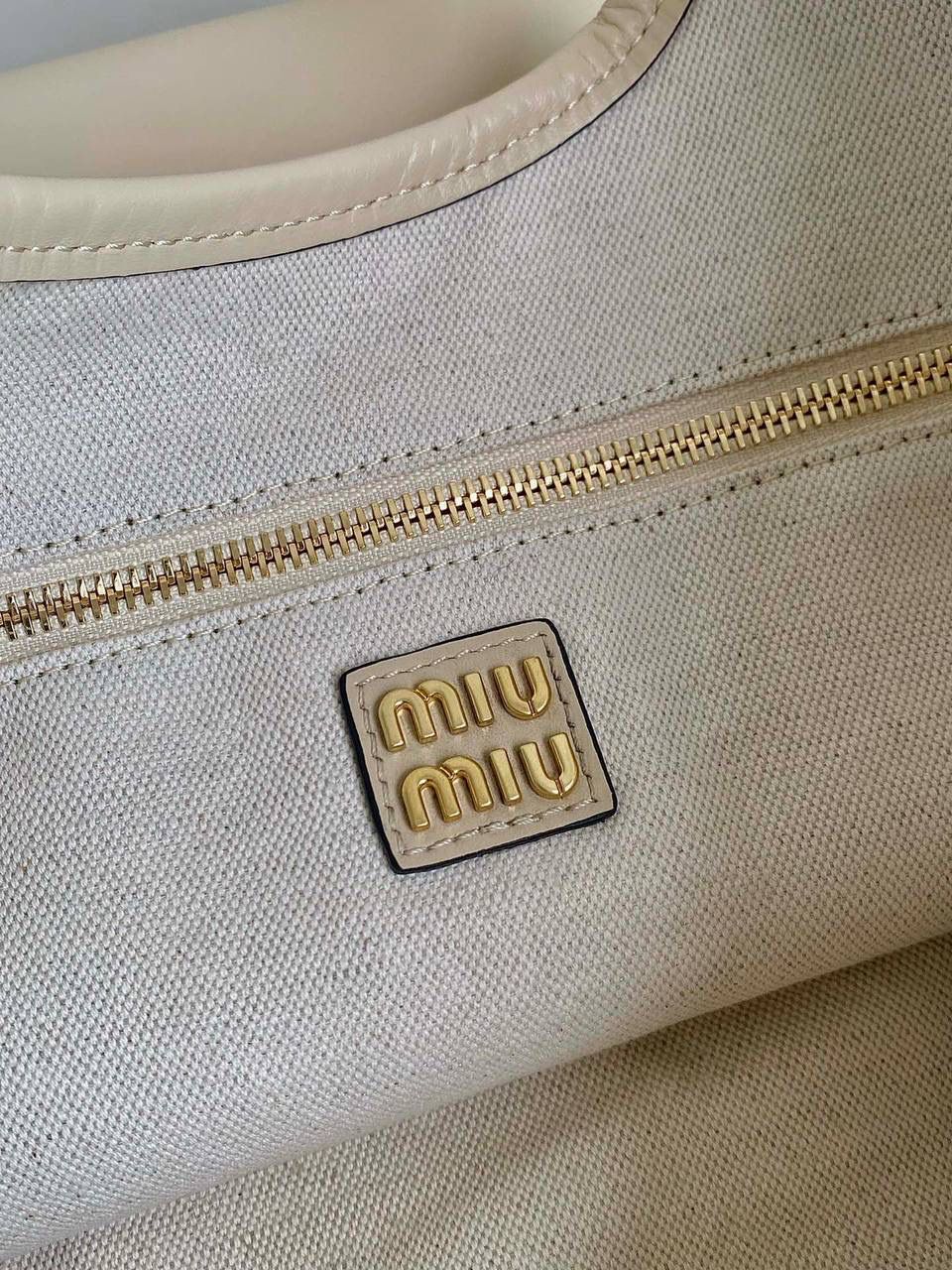 🈶沙米色 𝗠𝗶𝘂𝗠𝗶𝘂托特 拯救衣柜大爆款来了！ miu家最最最种草的一只大包 轻便 百搭又实用，出gai年度top☝🏻 要抢疯了的节奏，真的超爱 ！！快冲 35×40cm #F0110m