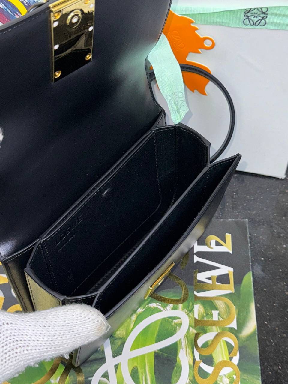 🎈单色釉𝘎𝘰𝘺𝘢*缎面皮 —【黑色到货✅】 尺寸：𝟏𝟗-𝟔-𝟏𝟑.𝟓𝐜𝐦 编码：262123 【配全套礼盒】 ✅汲取古代单色釉瓷器色彩灵感，全新打造𝘓𝘰𝘸𝘦*单色釉系列。该款采用缎面丝绸牛皮搭配内里纳帕羊皮，手感丝滑细腻。正面立体膨胀𝘈𝘯𝘨𝘳𝘢𝘮 𝘓𝘰𝘨𝘰设计搭配陶瓷小兔子挂饰，堪称时尚界的艺术品。 ✅磁扣开合，内部3个隔层设计，以及按扣和背面小侧袋，收纳方便➕安全感满分，能装，好搭。