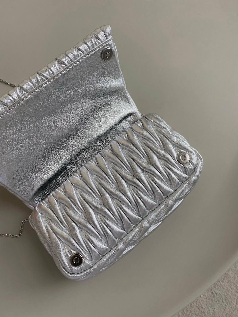 🈶银色 𝗠𝗶𝘂𝗠𝗶𝘂 𝐰𝐨𝐜链条包 咱就是说是不是不止我一个人喜欢这款链条包⛓真的好好看！精致的一塌糊涂，当一只手拿包也能彰显气质 我们用的是进口小羊皮！非国产皮料 肉眼可见的细腻，软软糯糯触感非常好！ 他家经典独特的褶皱工艺，是要有一定厚度 底料太薄了都做不出它的饱满 弹性 更不是市场通货干瘪瘪的褶皱，实在太假 我们新合作的老师傅在这细节上扣的很认真 一缕一折都有zp的神韵，且做到对版！！追求高品质的来 18×9.5×4cm #F0003m