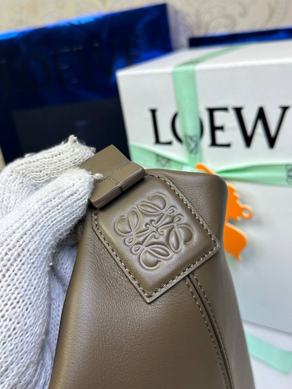 *𝐂𝐮𝐛𝐢 🍓2024最新款 大号斜挎包😎 尺寸:𝟒𝟒-𝟏𝟖-𝟑𝟎cm 编码:062353冬季棕 宽敞且柔软的cubi手袋，光滑细腻，可任意折叠体形，配有Anagram刺绣提花肩带。 肩带可调节，可斜挎或侧背，拉链封口，人字纹棉质帆布衬里，内里可置放13/14寸笔记本电脑~