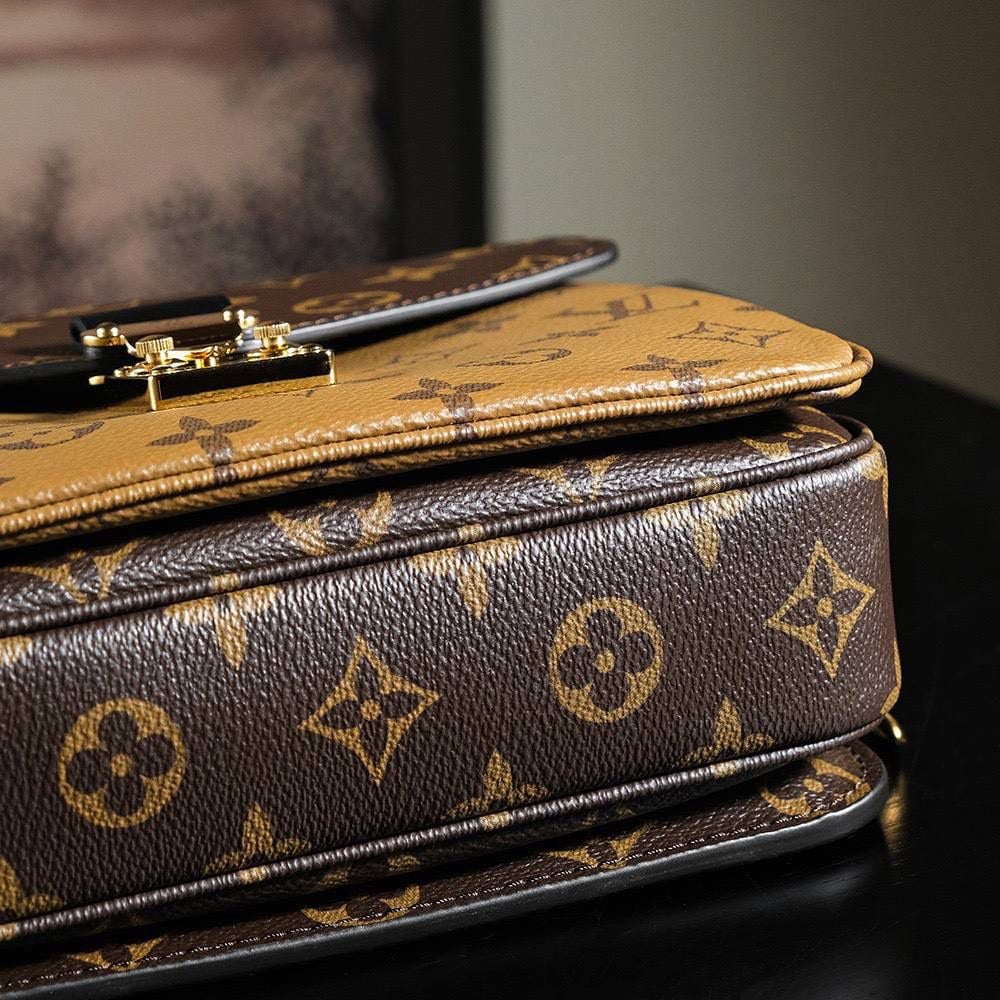 LV Pochette Metis Backpack 🎒✨ 芯片版 · 菱形跳动码 📏 尺寸：17 × 7 × 20 cm 🔩 厚镀纯钢五金 👜 法国原厂皮面料（芯片版） Pochette Metis 做成双肩包设计，真的很特别又好看 💕 还是经典老花配色，耐用又耐看 ✨ 编织链条＋黑皮肩带，看起来更高级更有质感～ 肩带设计很灵活，可以双肩 / 单肩 / 斜挎，随心换风格 🥰