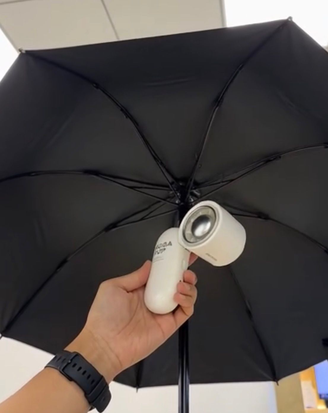 2色選擇。$128盒。2盒起$110盒。Momax 1°GO CLAMP Compact Foldable Umbrella-Clip Mini Fan *IF22G/W*