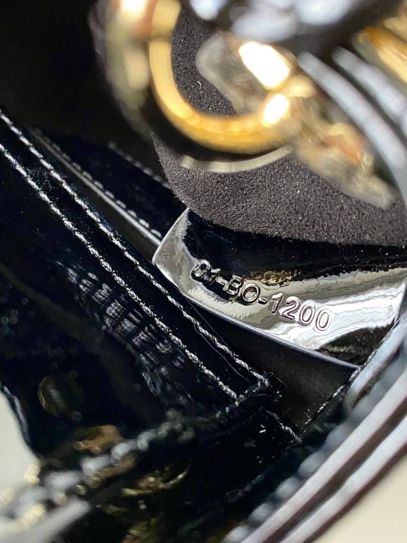 𝗗𝗜𝗢𝗥 𝗺𝗶𝗰𝗿𝗼 𝗹𝗮𝗱𝘆 𝗯𝗮𝗴 漆皮黑 火爆全网的最新超mini系列 天阿噜！小小只，简直太太太太可爱了！ 精致到巴掌大小，无敌治愈我这颗少女的心啊！！🖤🖤 size：12×10×5cm