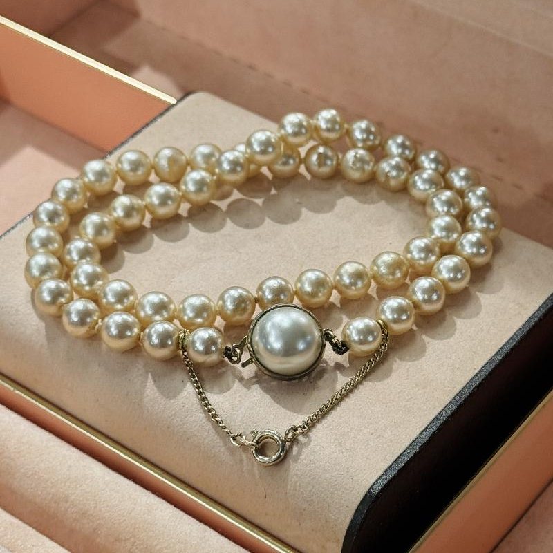 c.a. 1950s Elegant Hand-Knot Glass Pearl Short Necklace with Safety Chain (C053)