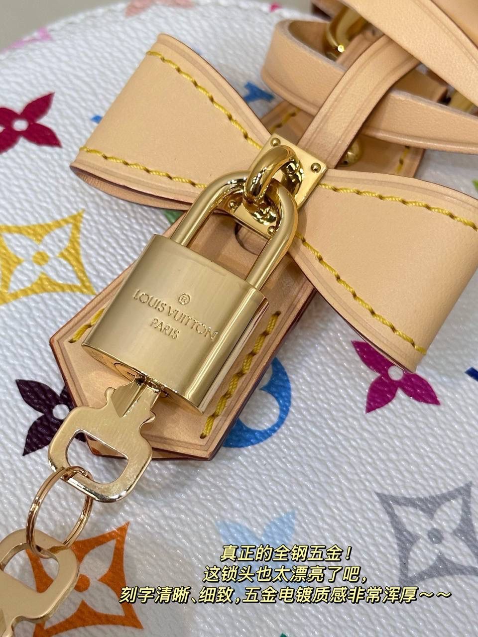 LV白三彩贝壳包👜✨ Alma 的大小加上贝壳包型， 配这个白三彩真的刚刚好 💕 拼皮比例很美， 蝴蝶结＋金色小锁， 又复古又少女，越看越爱 ✨ 📏 尺寸：19 × 13 × 9 cm