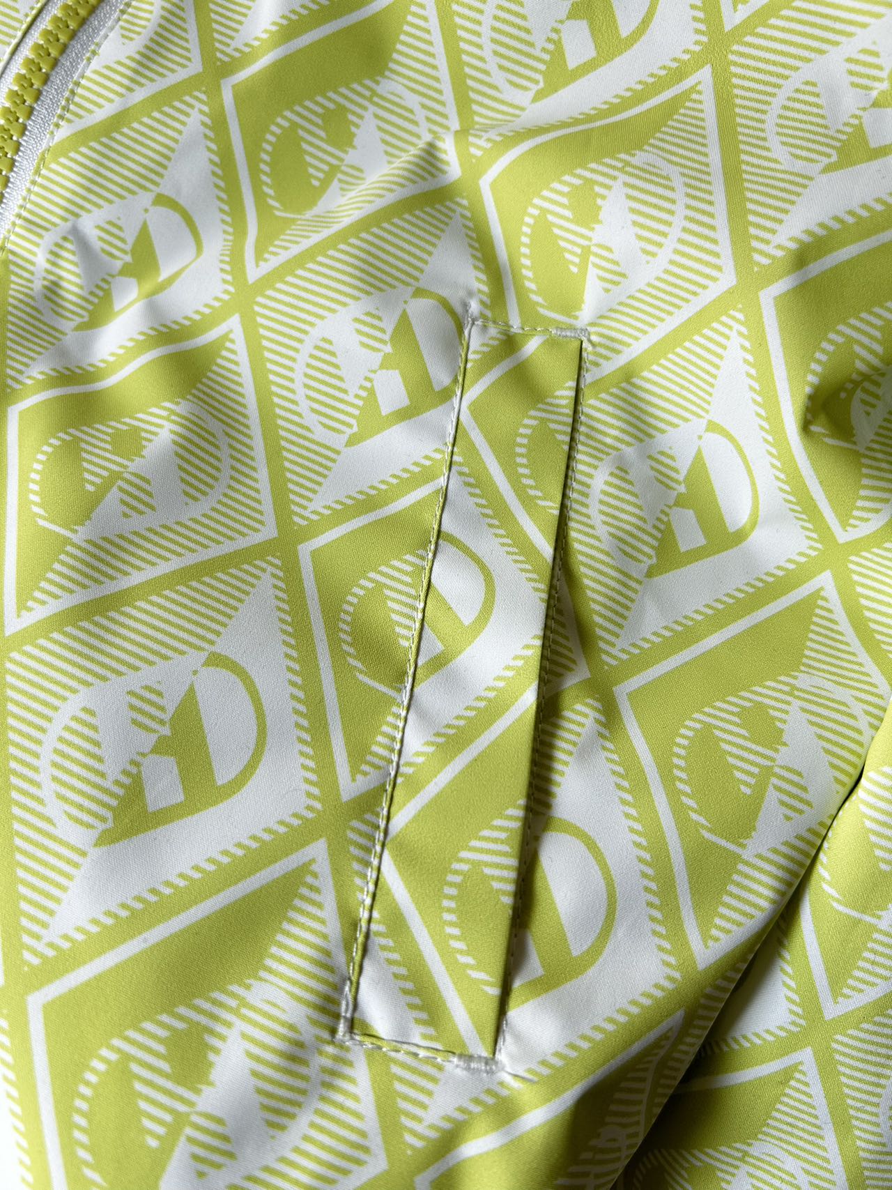 $188件。2件起$180件。3色選擇🐶 HAZZYS 哈吉斯雙面款 2026春季新款男女童兩面穿防護透濕科技連帽外套（26016