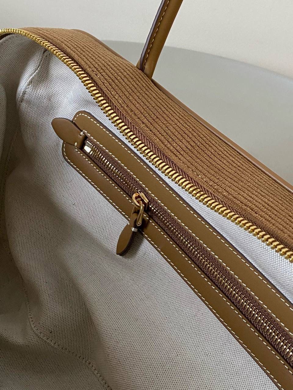 🈶肉桂色 𝗠𝗶𝘂𝗠𝗶𝘂 公文包，大爆款 火爆全网miu系灯芯绒来啦！ 软绵绵质感，秋冬季的断货王！！ 它的质地厚实结实却又柔软舒适 是时尚界中不可或缺的百搭单品了 超大容量更不用多说，挺阔感满分 整体非常慵懒惬意，真的做到好看 好背 好用 34×20×10cm #F0020m