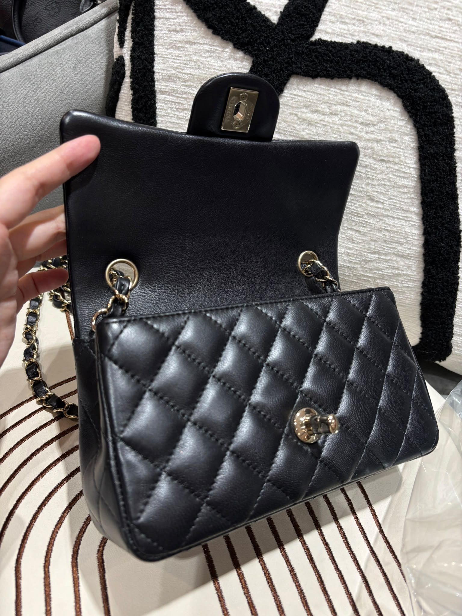 Chanel mini flap bag A69900黑金cf20,晶片 100%Authentic ,98%new  ✅晶片✅塵袋✅box