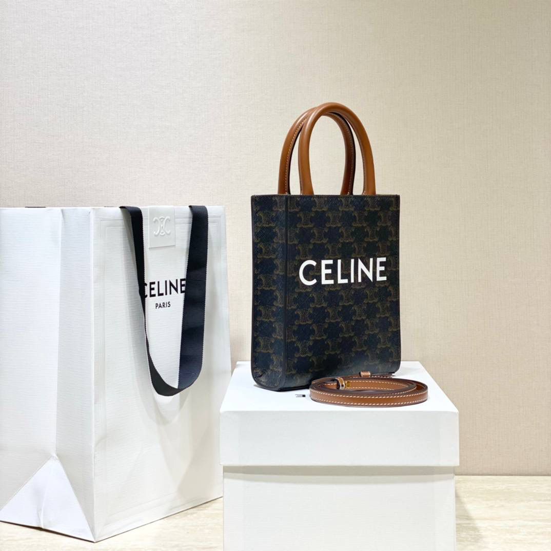 🔥大货实拍图 𝗖𝗘𝗟𝗜𝗡𝗘 ♥ 𝗧𝗥𝗜𝗢𝗠𝗣𝗛𝗘 𝗖𝗔𝗕𝗔𝗦 𝗧𝗢𝗧𝗘 今年新出的白老花真的击中我💘这是什么温柔美貌的配色啊啊啊！老花也可以满满的清新春夏感🏝 型号：194372 尺寸：17*21*4cm