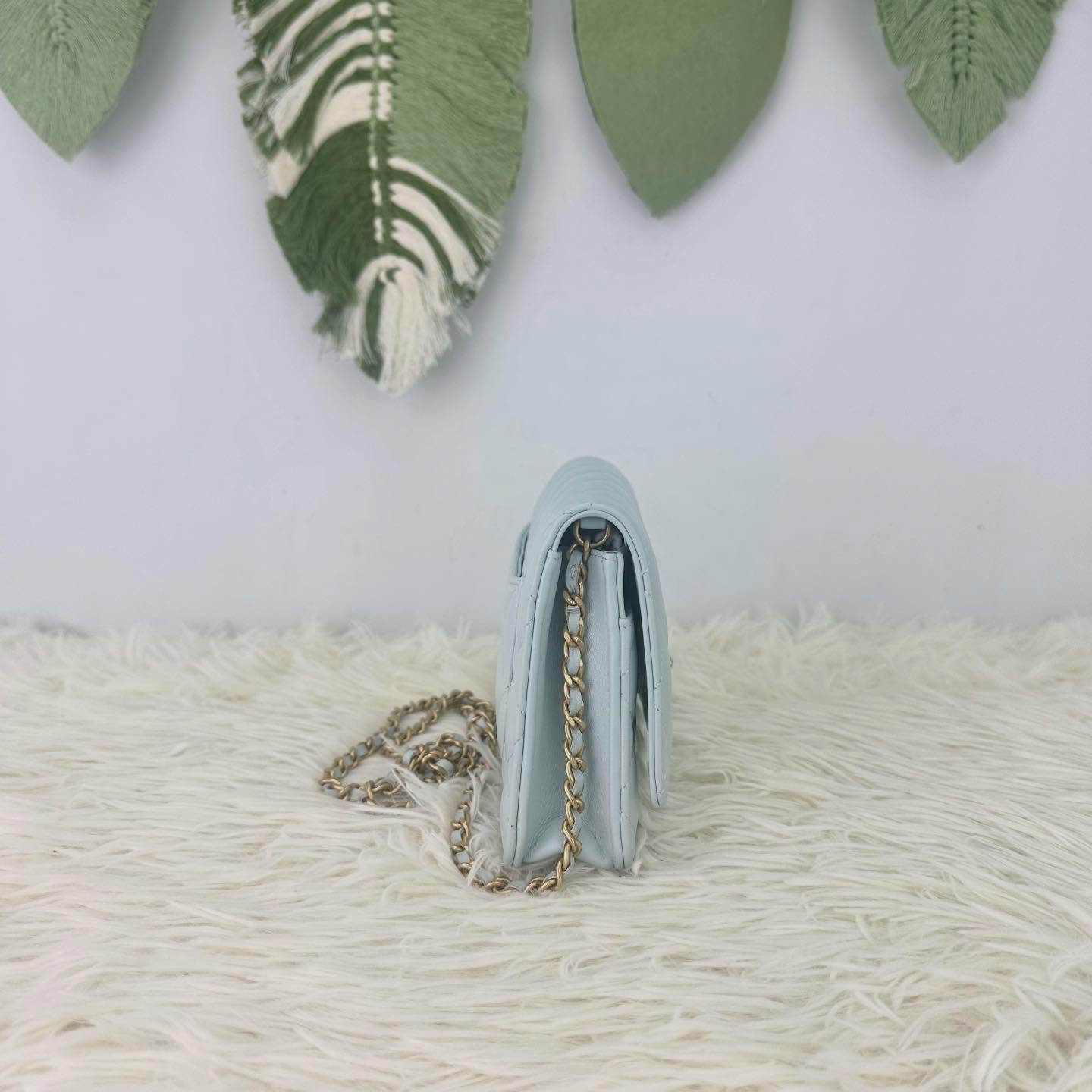 CHANEL 🤍PRE OWNED 淺藍色金球羊皮WOC鏈條包 晶片款 2024年🩵