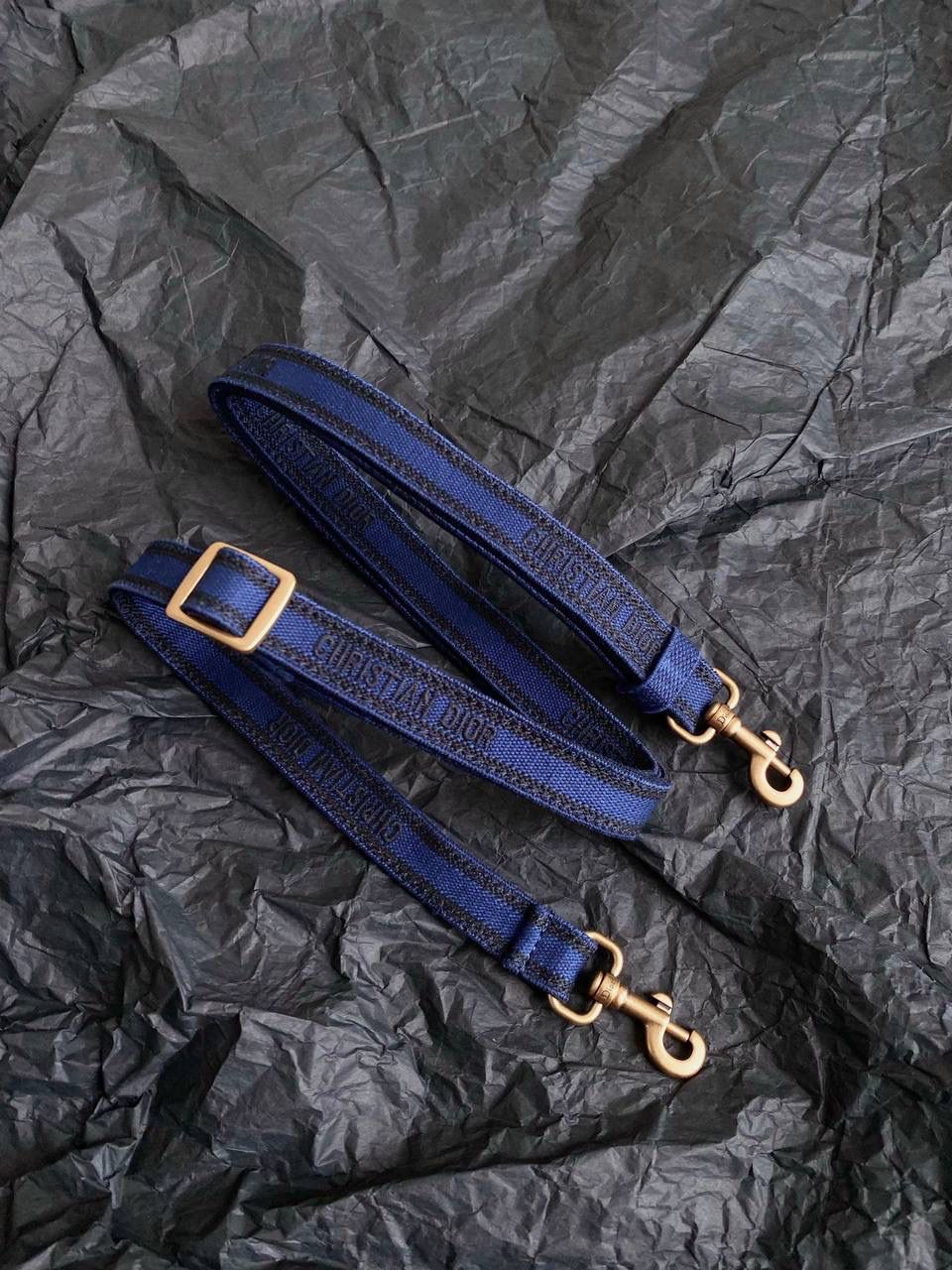 🈶牛仔蓝迷你 𝗖𝗗 𝗕𝗼𝗼𝗸 𝗧𝗼𝘁𝗲 24石洗丹宁 这期的牛仔系列真的超爱！ 它的热度不亚于任何一只经典款 深蓝色丹宁➕经典的Oblique印花， 不规则石洗效果，渐变感特别且帅气 牛仔很百搭也没有什么季节性， 所以这系列是既特别又经典 不怕过时 姐妹们可以放心冲！💕💕 21.5×13×7.5cm