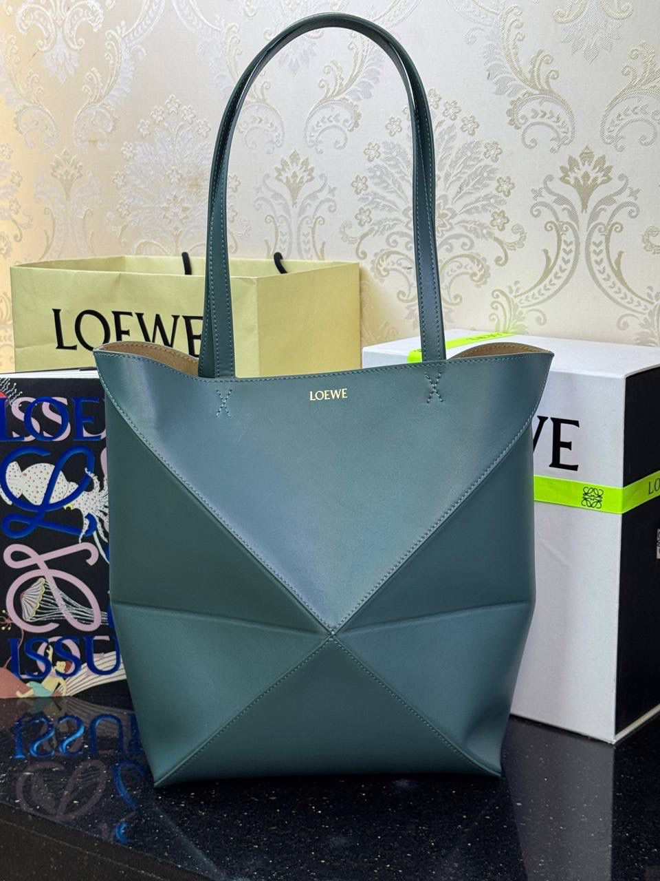 🎈*中号𝐏𝐮𝐳𝐳𝐥𝐞 𝐅𝐨𝐥𝐝折叠手袋👜*（香根草绿） ——全新【𝗡𝗘𝗪】升级‼️ 延续经典𝙋𝙪𝙯𝙯𝙡𝙚的标志性几何裁剪设计，新晋顶流🅰️𝙋𝙪𝙯𝙯𝙡𝙚 𝙁𝙤𝙡𝙚 𝙏𝙤𝙩𝙚以折纸包为灵感，升级成🉑完全折叠‼️的结构，立体与平面任意切换，出差旅行🧳必备单品。小牛皮材质轻且柔软，𝐌𝐢𝐧𝐢尺寸搭配一条可拆卸式肩带，手提，肩背，斜挎多样化背法✨ 尺寸：𝟐𝟓.𝟓-𝟏𝟒.𝟓-𝟑𝟏.𝟓𝐜𝐦 款号：052316