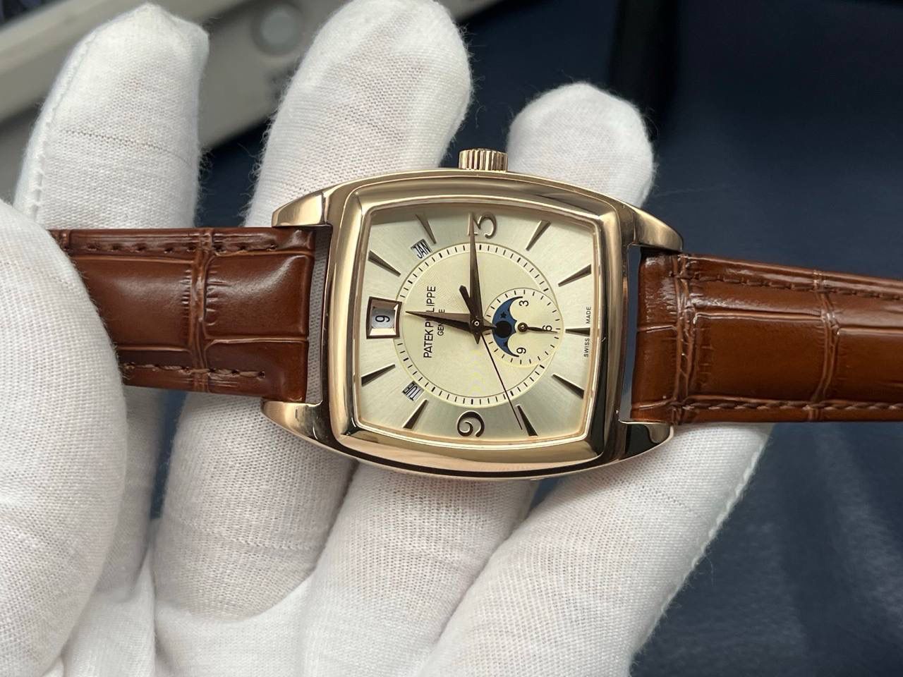 TW百达翡丽复杂多功能系列5135G--010重磅登场，迄今推出的首款Nautilus复杂腕表，以超复杂的工艺技术打造休闲运动腕表。 1⃣️小身板大能量：尽揽以下功能∶12点位日历功能 10点位星期功能 2点位星期功能 6点位24小时。所有功能都可正常使用。 2⃣️机芯采用版Cal.240自动上链机芯，在实现外观的逼真前提下，功能一并完美诠释。 3⃣️改装大师独立制表人，倾情参与定制改装表盘颜色，给予独一无二的腕表增添有趣的灵魂！