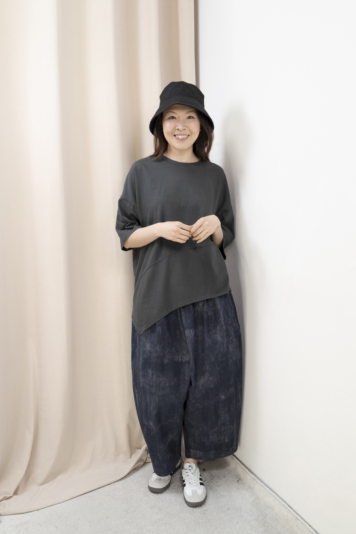 斜腳造型棉質休閒Top（炭灰色）