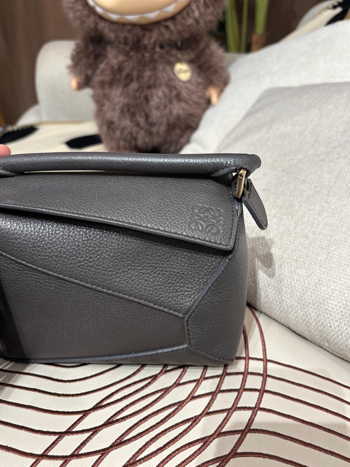 Loewe Puzzle Edge Mini 粒粒牛皮 100%Authentic, 98%New ✅Dust bag✅booklet✅肩帶