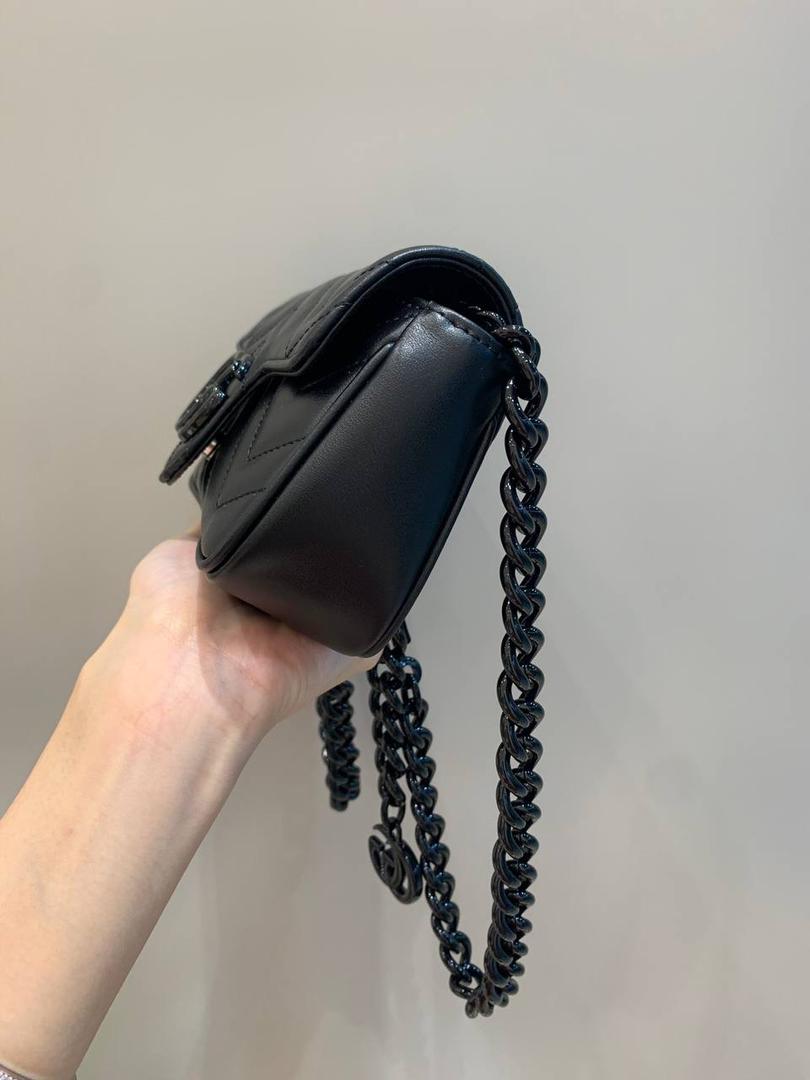 新背景实拍正品级 。马卡龙颜色：黑色❤️‍🩹 公认最百搭的颜色，黑树脂扣五金质感图片都可以感受的到，黑色给我的感觉更加又个性，酷炫风格，没想到黑色出来后真的有惊艳到我，不管皮料还是五金都是没得挑‼️ 型号699757；尺寸16.5/10/4.5cm