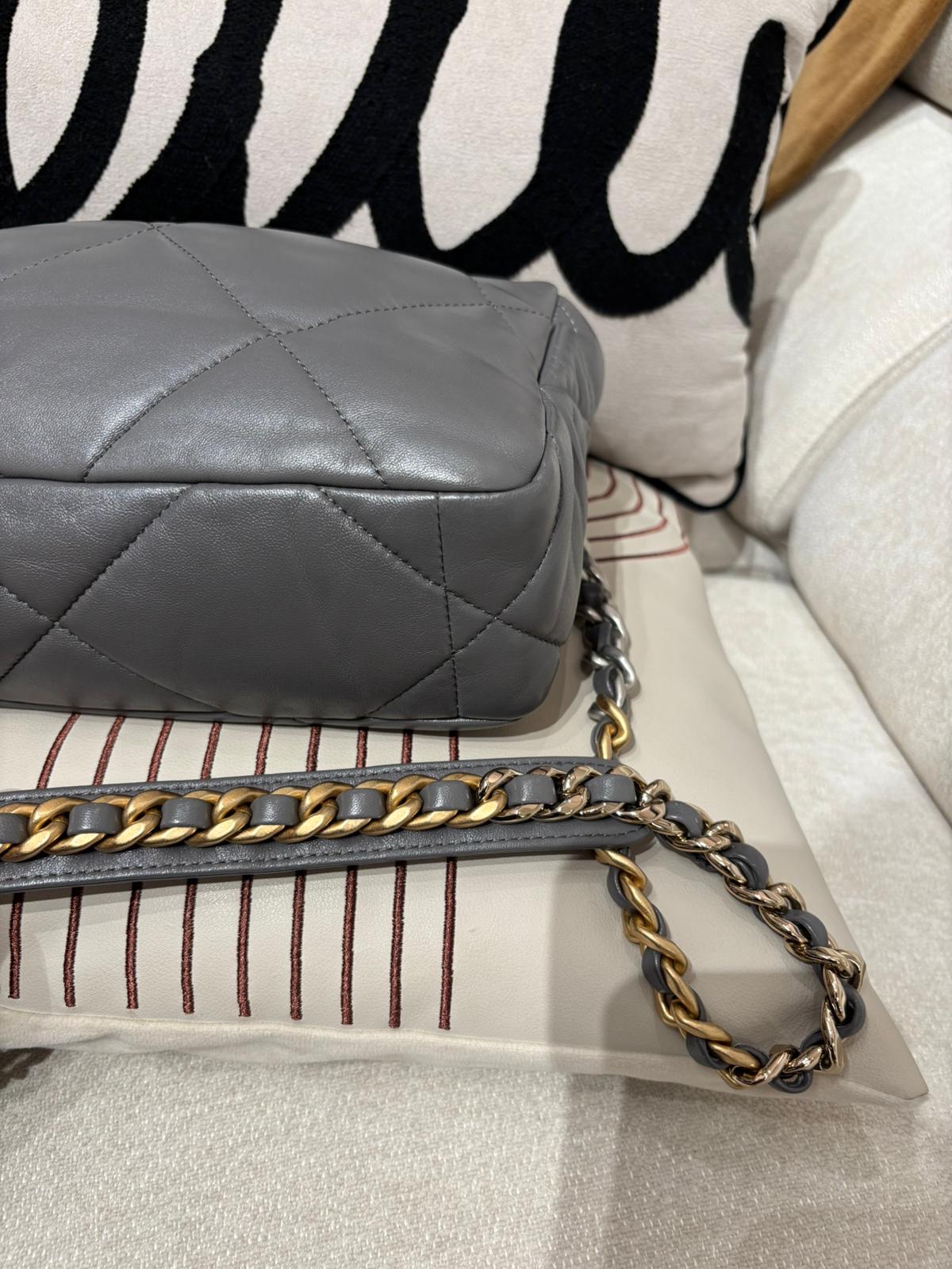 Chanel 19 Small Grey Calfskin 100%Authentic, 95%New ✅晶片✅Dust bag ✅Box 