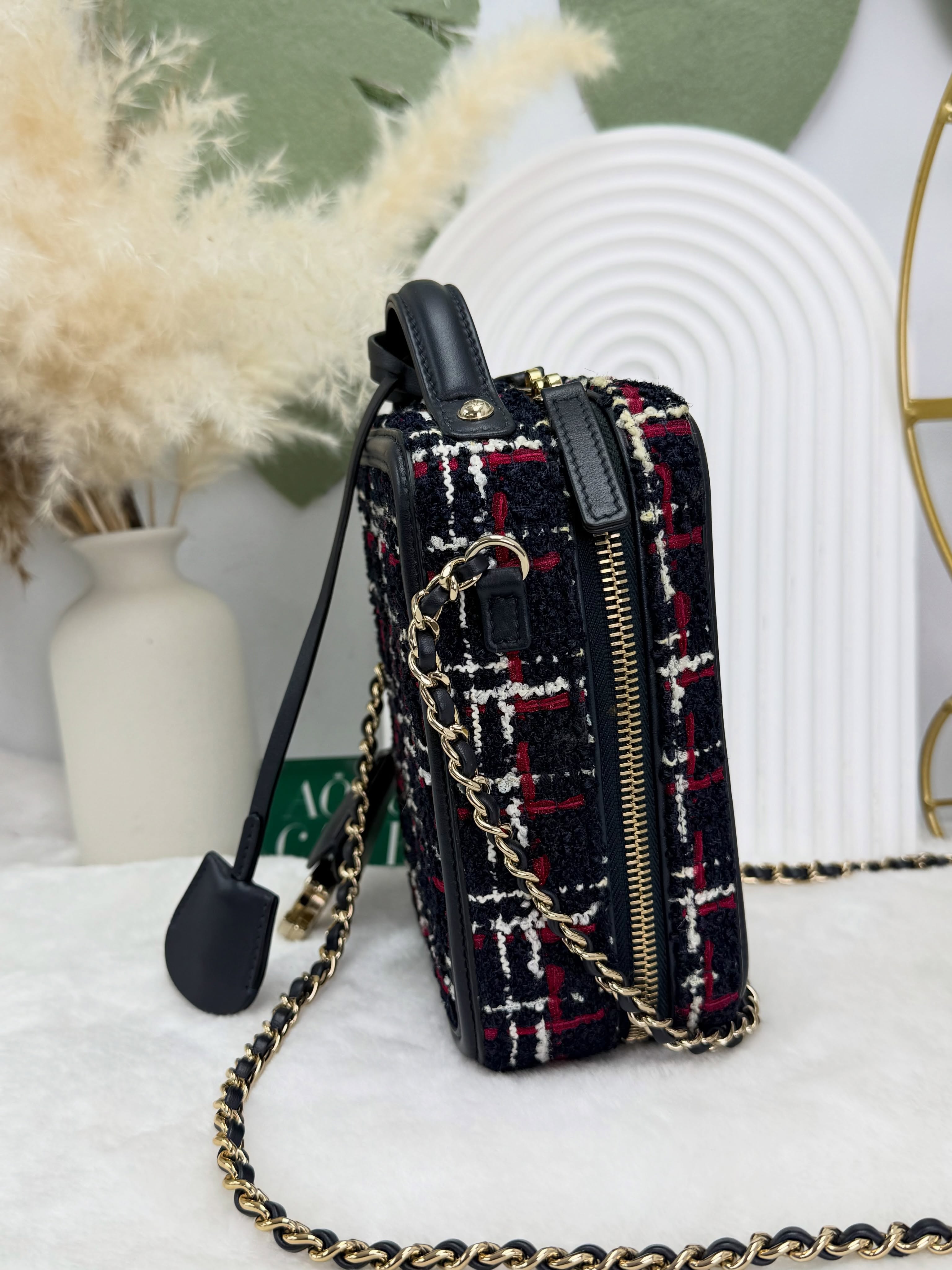 Chanel👜 PRE OWNED 🛍️Tweed 粗花呢豎版手提鏈條相機包💼30開 有塵袋 有卡❤️💙 