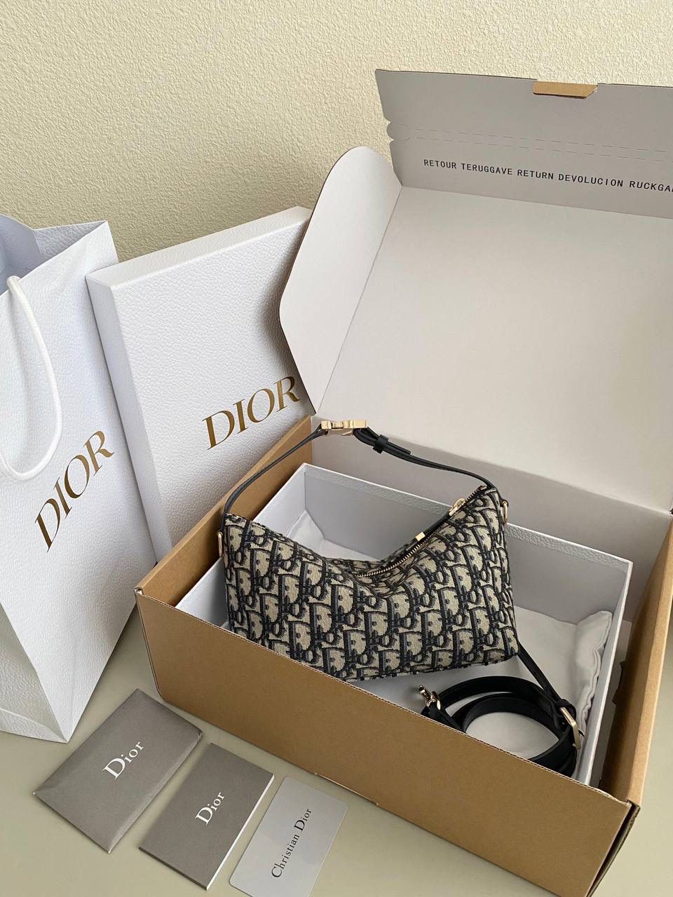 🈶老花蓝中号（配肩带） 𝗗𝗜𝗢𝗥 𝗡𝗼𝗺𝗮𝗱手提包/饭盒包🍱 又一重磅推荐了！近几年的饭盒包大火！ 各个品牌都有推出过，简直谁用谁可爱啊 复古老花帆布材质，随意揉捏不变形 日常通勤，出差当化妆包也是非常可以 我更爱它的金属插扣太高级，绝杀细节控 22×13×9.5cm #6801m