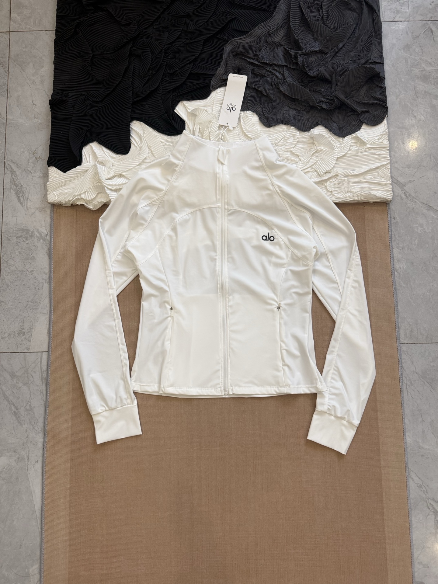 $210件。Alo Yoga 女士立領冰感防曬皮膚衣（小蠻腰版型）