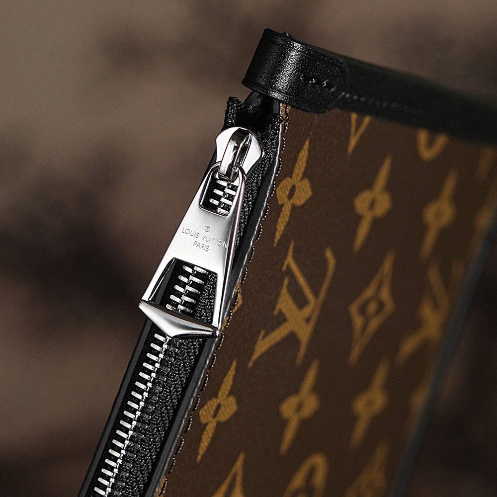 𝐂𝐀𝐑𝐑𝐘𝐀𝐋𝐋 𝐃𝐀𝐑𝐊中号👜✨ ↘爆款𝐶𝑎𝑟𝑟𝑦𝑎𝑙𝑙 𝐷𝑎𝑟𝑘黑武士，强烈推荐闭眼入！ 羊皮面料搭配着老花肩带点缀，简直又是新宠大爆款， 慵懒随性感轻松拿捏🤏🏻 上市后一直处于一个断货王的存在！ 五金材质：电镀纯钢五金 皮料材质：法国进口小羊皮 尺寸详情：𝟑𝟗*𝟑𝟎*𝟏𝟓cm