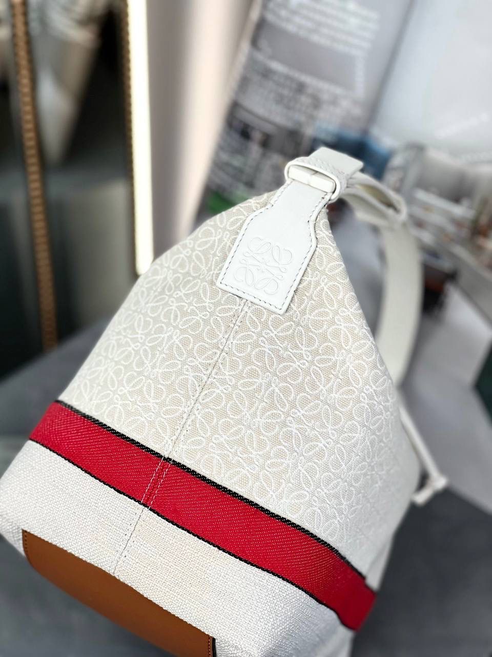 * 𝘊𝘶𝘣𝘪 𝘈𝘯𝘢𝘨𝘳𝘢𝘮 提花布手袋✌️ 大号尺寸:27-17-22cm（顶部宽处34cm） 小号尺寸：21-12-17cm（顶部宽处25cm） 编码:062102小花/红色条纹/提花布 包包面料挺括度适中，没有固定形状 ，背上出门慵懒氛围感十足😘，肩带可以调节，伸缩至腋下背，单肩，手拎皆可