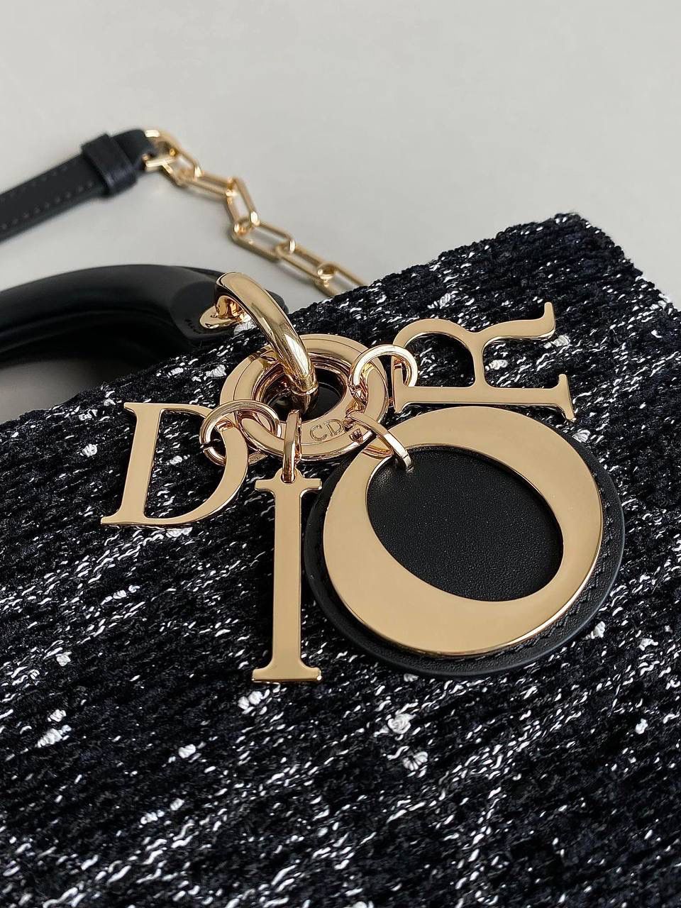 粗花呢中号🖤 𝗗𝗶𝗼𝗿 𝗗-𝗝𝗼𝘆 𝗯𝗮𝗴横款，新材质 去年12月入的原版开发面料 历经万苦反复调试好多遍，终于等到 工序繁琐多股线绣黑白粗花呢藤格纹理 真是一分钱一分货了，高成本低利润 带着十分的诚意开发的这系列 那种低调高贵气质就很抓人，喜欢死了 我个人觉得比小香的花呢更年轻化 时尚果然就是轮回，回归了一把中古戴妃 长方包形，短链条➕细长肩带直接封神！！ 复古时髦感超强，真是什么场合都可以把住 绝对是lady中的天花板了，强势出圈啦姐妹们🤩 26×13.5×5cm