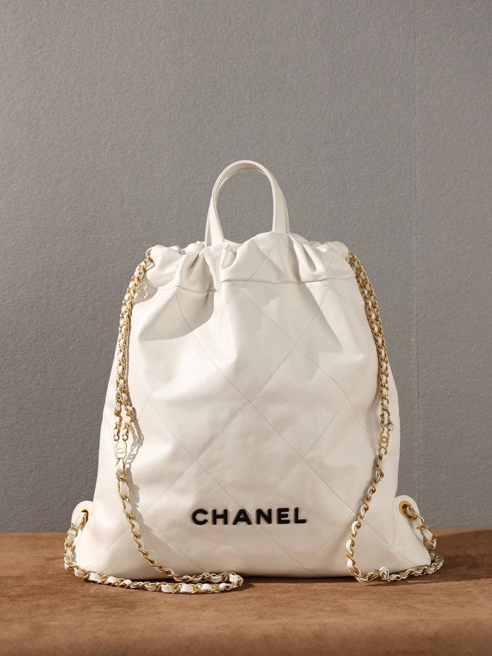 CHANEL香奈儿 22SS春夏系列 22Bag链条双肩包🎒❤️‍🩹 独家渠道货 独家欧洲原厂皮组装ZP尾单货 原厂白色亮面牛皮 搭配黑色logo以及金色做旧五金 真的太好看了🌟 尺寸：42*36*8cm