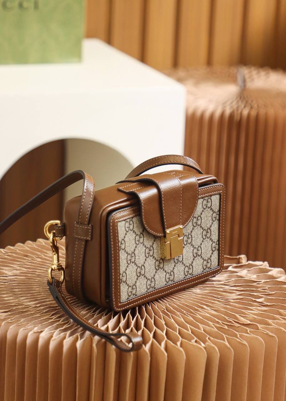 ▪️ 𝙂 𝙂复古盒子包#614368# 原厂皮▪️ ☑️尺寸：18*10.5*6.5cm 四方盒子包，每一处都是设计师的灵魂设计，这款方形盒子包从复古的旅行配件中摄取灵感，采用精髓标志性图案搭配棕色皮质设计，完全演绎出了一款男女可共同的盒子小包，作为情侣款搭配，绝对是满分的好评，别看它迷你的身影，实际上，日常的容纳量都能满足你！🔥🔥