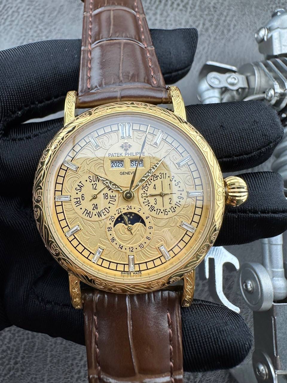 【铁划银钩 苍劲有力】高颜值新品墙裂推荐 精湛的工艺！ 年度最佳典藏之作——百达.翡丽古典超级复杂多功能 万年历功能腕表 团队历时两年多精心设计，不计成本，敢为人先，力求完美，克服重重难关，突破多层技术瓶颈，机芯型号为CH 29-535 升级版，质量稳定！ 【表带】经典意大利小牛皮表带，纹路清晰，质感好。搭配圈市面最顶级的百达翡丽灯笼表扣，通用原装无压力。 优雅的Calatrava雕花表壳极具个性，42毫米的表径适配大众男性手寸，非常商务可亦休闲。