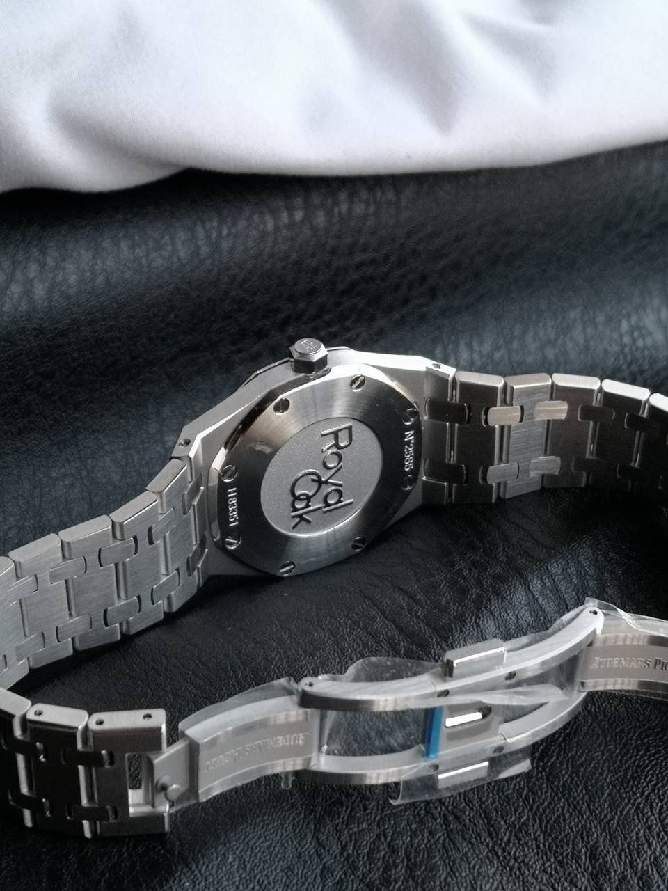 搭配的皇家橡树指针同样具有夜光功能。指针的夜光涂层能够确保在光线不足的情况下，指针的轮廓和指向依然清晰可见，与夜光时标相互配合，进一步提高了时间的可读性。 表带的各个链节之间衔接紧密且自然。在打磨过程中，工匠对链节的连接部位进行了精细的处理，使得链节之间的过渡非常顺畅，没有明显的缝隙或高低差，整个表带宛如一个整体，佩戴起来舒适且美观。有钢带与美洲鳄鱼皮表带可供选择，均为原版开模。 67651为密闭表底，表底上镌刻皇家橡树系列的英文名称“Royal Oak”字样。搭载瑞士原装石英机芯784，精心打磨加工夹板工艺，更加接近原版设计。