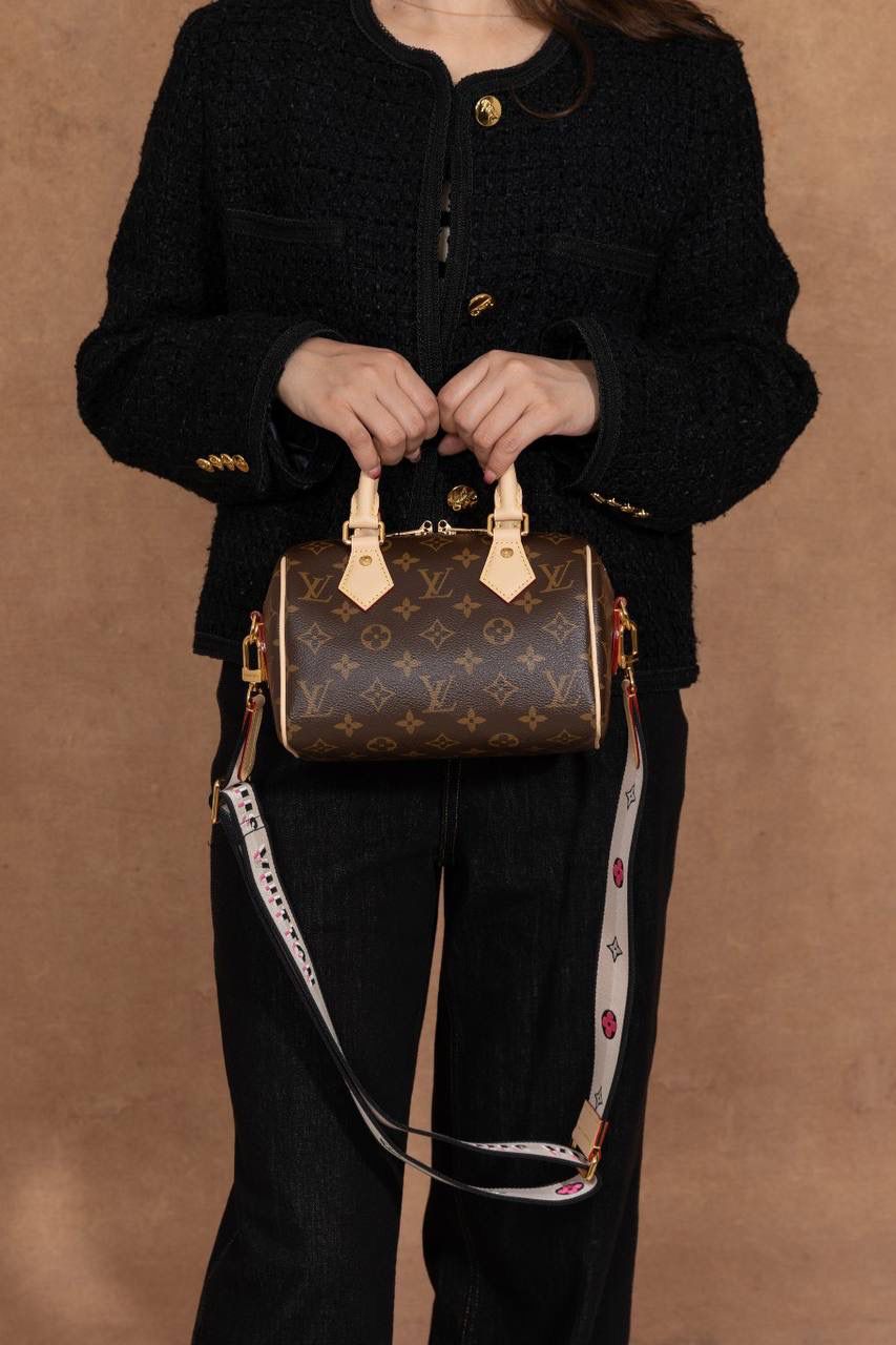 LV Speedy Bandoulière 20 枕头包👜💕 经典 Speedy 小号真的太可爱了！ Monogram 老花帆布＋牛皮饰边，质感一看就很 LV～ 小小一颗但很能装，日常出门刚刚好。 Size：20 × 13 × 12 cm 小巧可爱，但实用度在线 💖