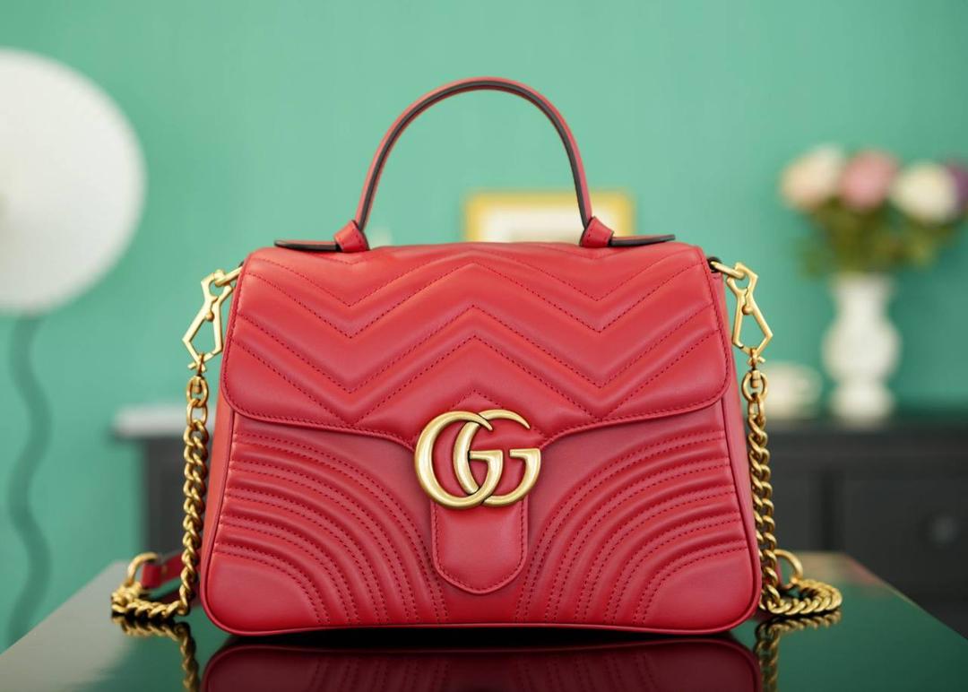 👜🔥Marmont系列绗缝手提包邮差包 红色 27cm （原厂皮 全铜五金） 正品售价,500 独家原厂皮发售 限量级别 意大利原材料开发，这个大小简直是最完美的尺寸，什么随身携带的东西都可以轻松收纳，能手拎也可以单肩斜挎，自重轻，超级百搭不挑人~好看极了！！！ 官方款号 498110 尺寸大号：27x19x10.5cm 小号：21x15x8cm