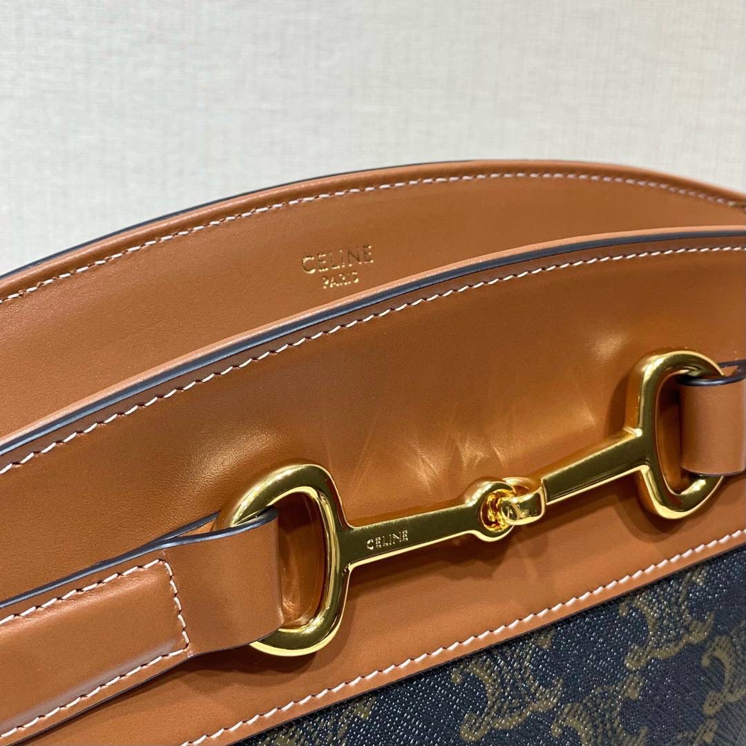 🔥大货实拍图 𝗖𝗘𝗟𝗜𝗡𝗘 ♥ 𝗧𝗥𝗜𝗢𝗠𝗣𝗛𝗘 𝗕𝗨𝗖𝗞𝗘𝗧 𝗖𝗥𝗘𝗖𝗬 金色马衔扣是Crecy系列的标志性元素，以做旧感的原色小牛皮衬托，透出简约而优雅的气质。型号：192072 尺寸：14*21*14cm