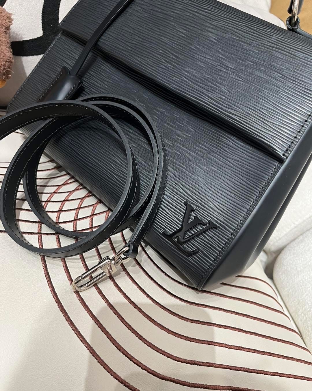 Lv Cluny bb epi leather black 100%Authentic,95%new ✅專門店收據✅key lock✅strap✅dust bag