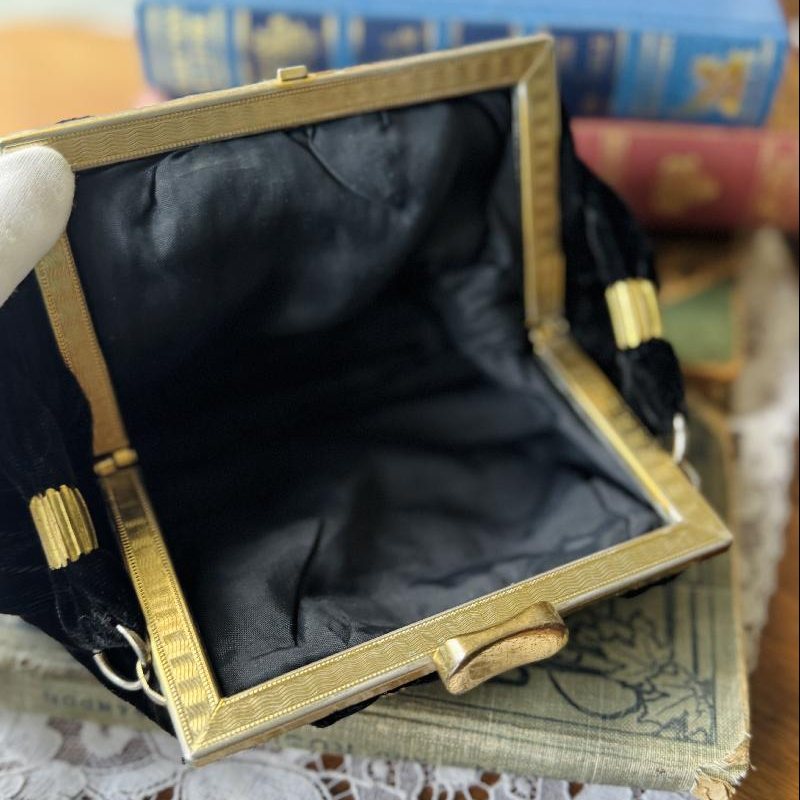 C.a.1940s Black Velvet Evening Bag with Gilded Cameo Brooch Embellishment (MT2375)