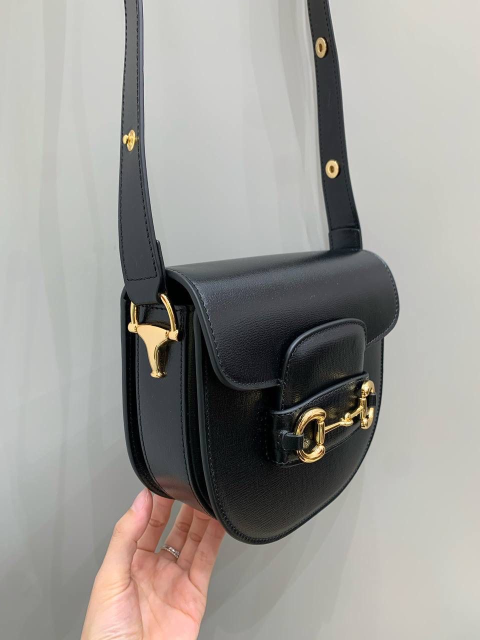 新背景实拍正品级 。Gucc1 horsebit半圆迷你全皮黑 （纯铜五金原厂皮） 这个小可爱是真的可爱，小小乖巧的一个 经典的设计加上配色，不管你是潮流的运动女孩👧 还是睿智的职场精英，又或者是优雅的气质女性 这款都是你完美生活中的一款适合的穿搭单品 经典百搭 实用而又不失个性时尚 1955系列寓意马到成功 来掌握自己的人生方向吧！ 型号760191；尺寸17/18.5/7.5cm