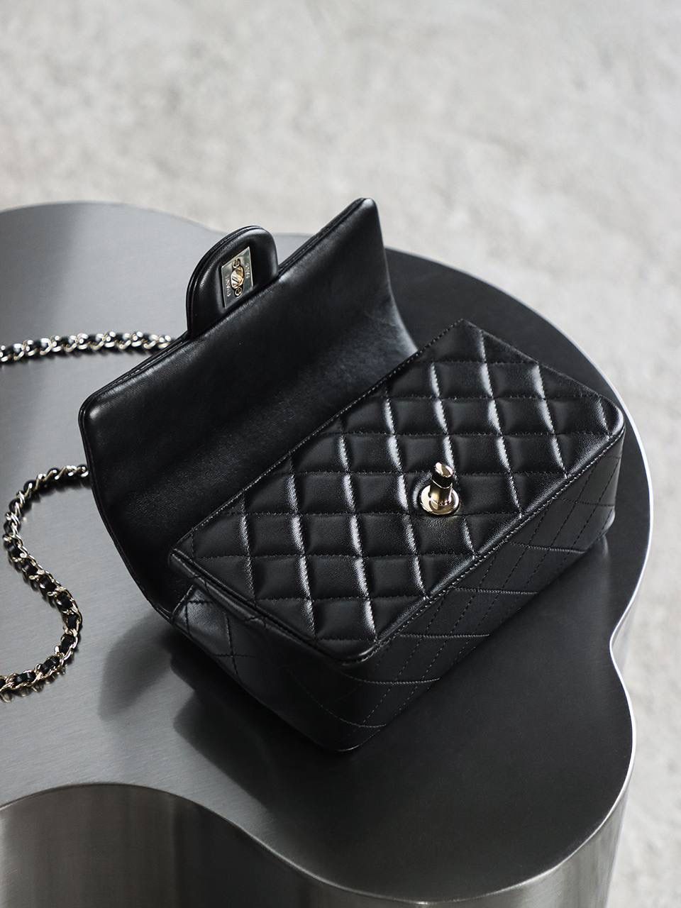 CF Mini手提包鑒定版 👜 一包一碼 支持全球鑒定查驗身份證原廠專G GR原廠皮料過關清單資料可査詢 經典的翻蓋加上獨特的提手，既保留了CF經典韻味，又增添了一份俏皮！ 而且單肩、斜挎、手提三種背法隨意切換，它都能輕鬆成為焦點！ 五金：全銅淺金扣 皮料：GR原廠小羊皮 尺寸：12*20*6cm