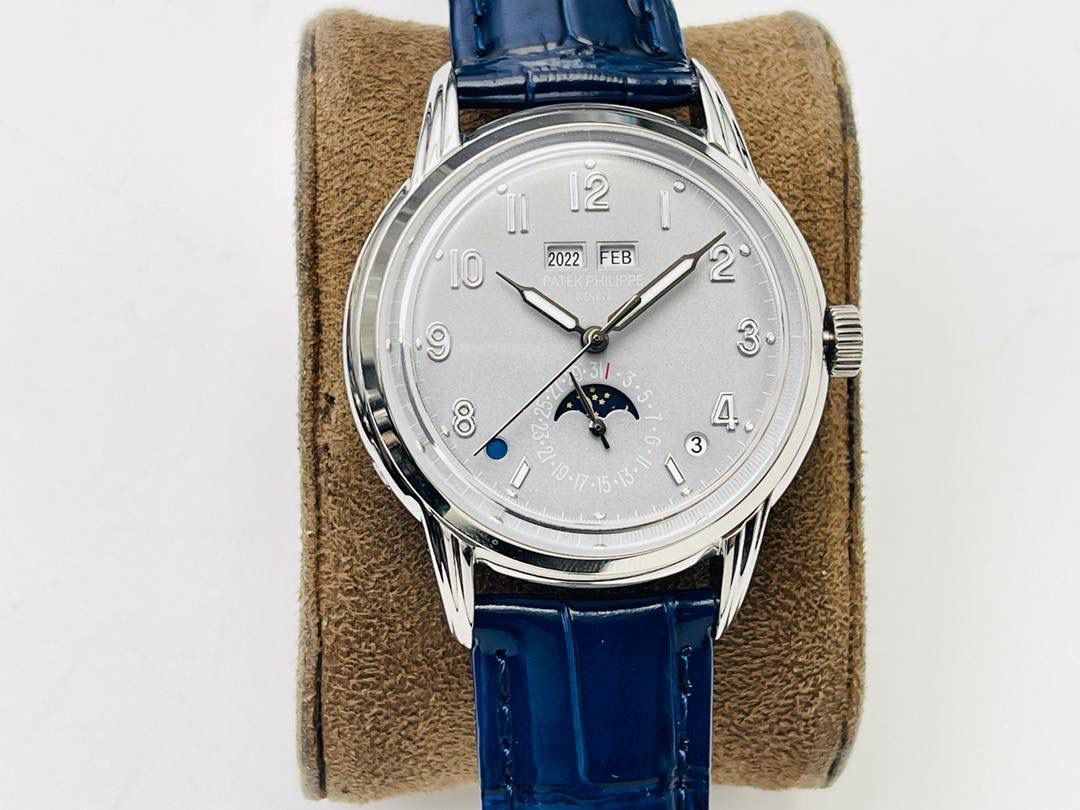 百达翡丽5320G-001超级复杂功能时计腕表！🚀🚀 1⃣️直径40毫米！ 2⃣️一体冲压成型的双层式精钢表壳，致敬了经典的设计语言奶油色的表盘营造复古氛围，表盘边缘刻印有密分秒数刻度，配金质阿拉伯数字及五分钟凸圆刻度字钉，更有立体感。时分指针以巴顿式设计为基础，配以尖长的针尖，这特色造型是呼应了 1950 年代 Ref. 1463 计时码表的指针。表盘6点位置是月相显示和日期分拨。所有的万年历标志都很好，一眼就能读懂。 3⃣️搭配仿324 S Q 自动上链机芯，是 324 自动上条传奇机芯的精装版本。机芯夹板桥经倒角，边缘作细意打磨，主夹板饰以鱼鳞纹，而夹板则缀以日内瓦波纹，夹板表面有包金雕刻，螺丝凹槽经打磨和倒角，连钻孔亦同样经打磨处理。 4⃣️搭配朱古力啡色牛皮表带，进一步带出复古气息。