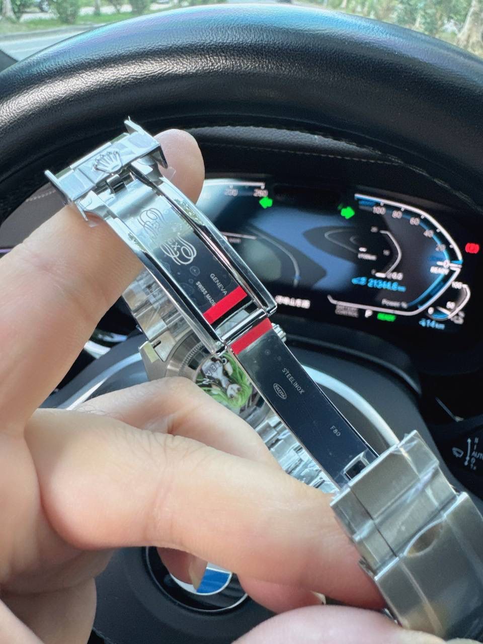 C厂 / CLEAN 劳力士 水鬼 41mm｜绿水鬼 🎮 版本：CM3｜Cal.3235 一体机 真正 41mm 原装尺寸 ✅ 表耳缩小、表带表扣加宽，整体比例全面对标原版；6 点位 SWISS MADE＋皇冠标，质感直接拉满 👑 搭载 克隆 Cal.3235 一体机芯，支持逆调时针、回调日历，结构与功能一致，稳定靠谱。 🔥 核心卖点直接看： 1. Clean 殿堂级绿陶瓷圈：1200℃高温烧制，铂金刻度 PVD 工艺，不掉色不发黑，成色碾压普通版本 💚 2. 圈口转动结构升级为 原装同款圆珠，手感清脆干脆 3. 高透蓝宝石镜面，高度与原装一致，镜面略高于陶瓷圈 👀 4. 表镜与圈口缝隙、壳型厚度 全面对标原版 5. 夜光圆钉饱满不溢，冰蓝夜光效果，边缘打磨细腻 6. 表针升级 实心中轴，拒绝一眼假 限量批次 🎯 室外实拍不 P 图，认准 C厂独立包装＋正确编码