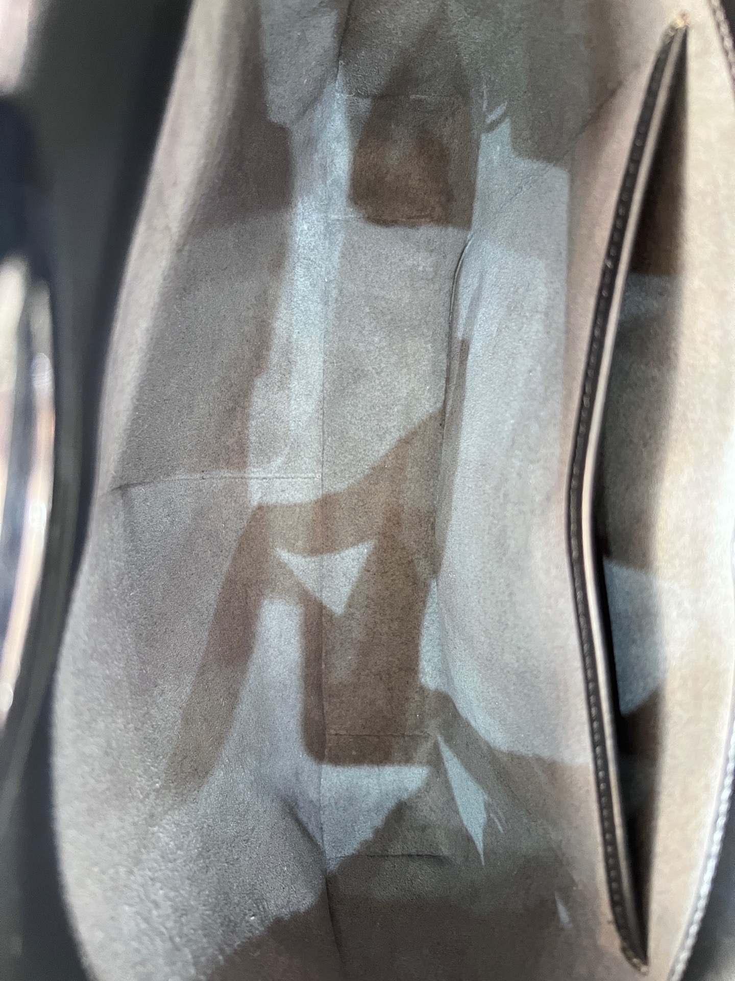 【預訂貨品】LV黑色EPI水波紋貝殼包 