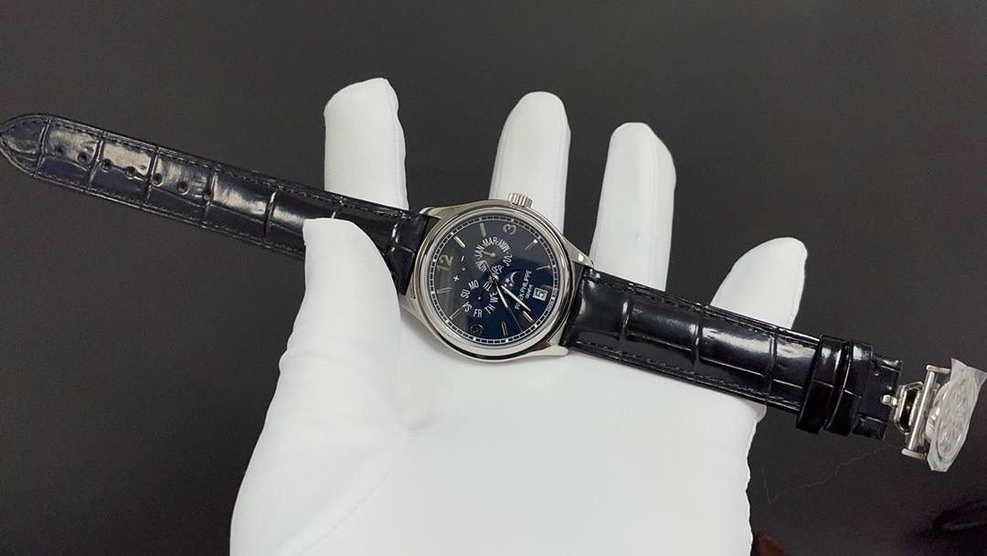 🌐新款到货🌐 百达翡丽最热门款式，PP复杂功能计时系列5146R 5147。功能方面的巧妙构思，外观上的合理布局，以及优越的机芯性能，无一不体现出百达翡丽大师们的独特设计，一件经典的艺术品。 采用39mm表盘直径，高性能Cal.324自动机械机芯，具备年历，日期，月份和月相显示功能，提供了强大的时间衡量功能，表盘设计中心大秒针，是时间易于读取。 相信这样的一款腕表会是很多爱表人士所梦寐以求的，但是就如它水中月的意象一样，可遇而不可求，所以，如果有个机会出现在你面前，那么就好好珍惜吧。