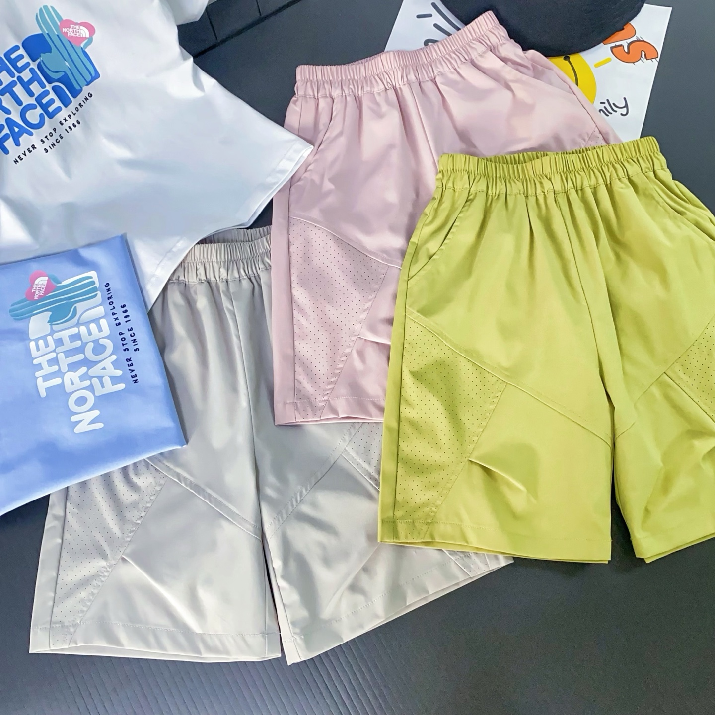 $140套。2套起$135套。TNF 男女童透氣套裝