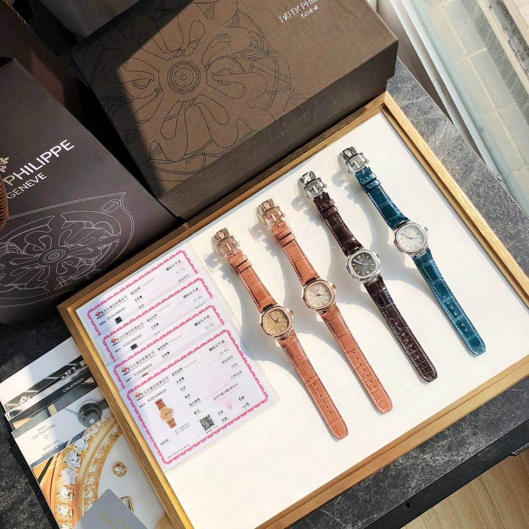 堪称一绝钢表之王，最美女款百达翡丽7010R最美鹦鹉螺 32mm表徑精巧独特舷窗结构表壳，完美优雅风格，采用不锈钢18k镀玫瑰金。水平横纹浮雕图案的表盘。表圈镶嵌46颗天然南非钻石💎美洲鳄鱼皮表带‼️